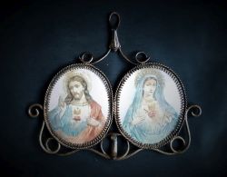 Doppelbilderrahmen aus Messing mit "Herz-Jesu" Bildpaar, 20. Jh.