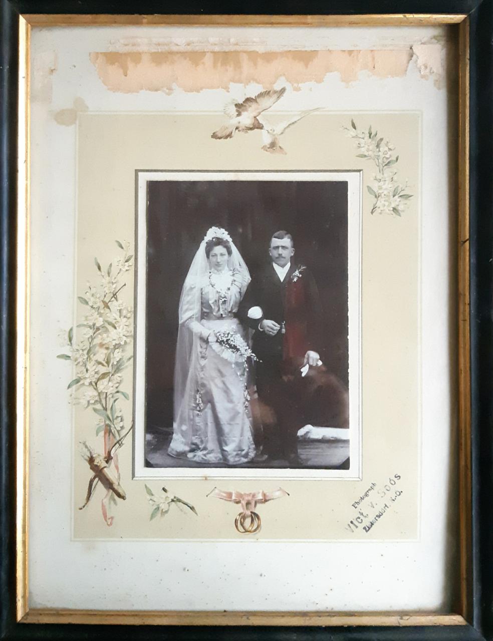 Gerahmte CDV Hochzeitsfotografie vom Atelier "V. Soos, Zisterdorf", nach 1903 