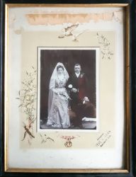 Gerahmte CDV Hochzeitsfotografie vom Atelier "V. Soos, Zisterdorf", nach 1903 