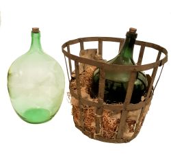 2 grüne Glasballon-Flaschen 25l, ein Tragegestell aus Eisen