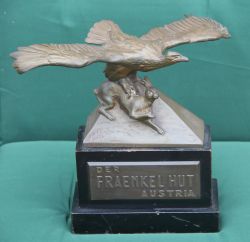 Bronzefigur Raubvogel mit Hase
