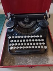 Schreibmaschine Underwood Portable in rotem Holzkoffer