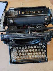 Schreibmaschine Underwood Standard 5