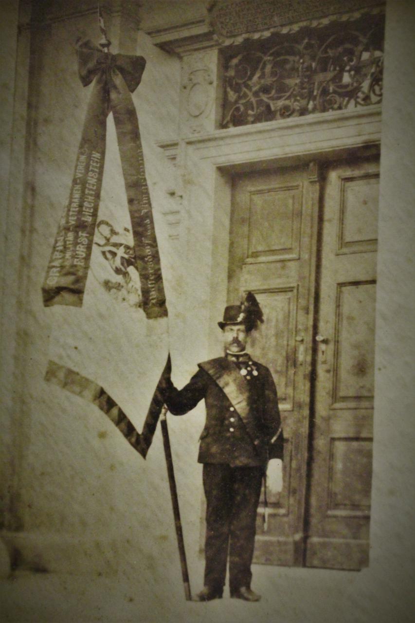 Kartonfotografie mit Darstellung eines Fahnenjunker vor dem Schlosseingang Wilfersdorf