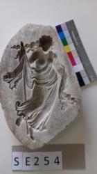 Negativform Detail mit antiker Figur und Stab