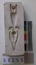 Negativform Detail mit Antikem Engel und Vase